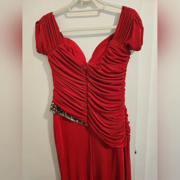 Red dress - Picture 3 of 4